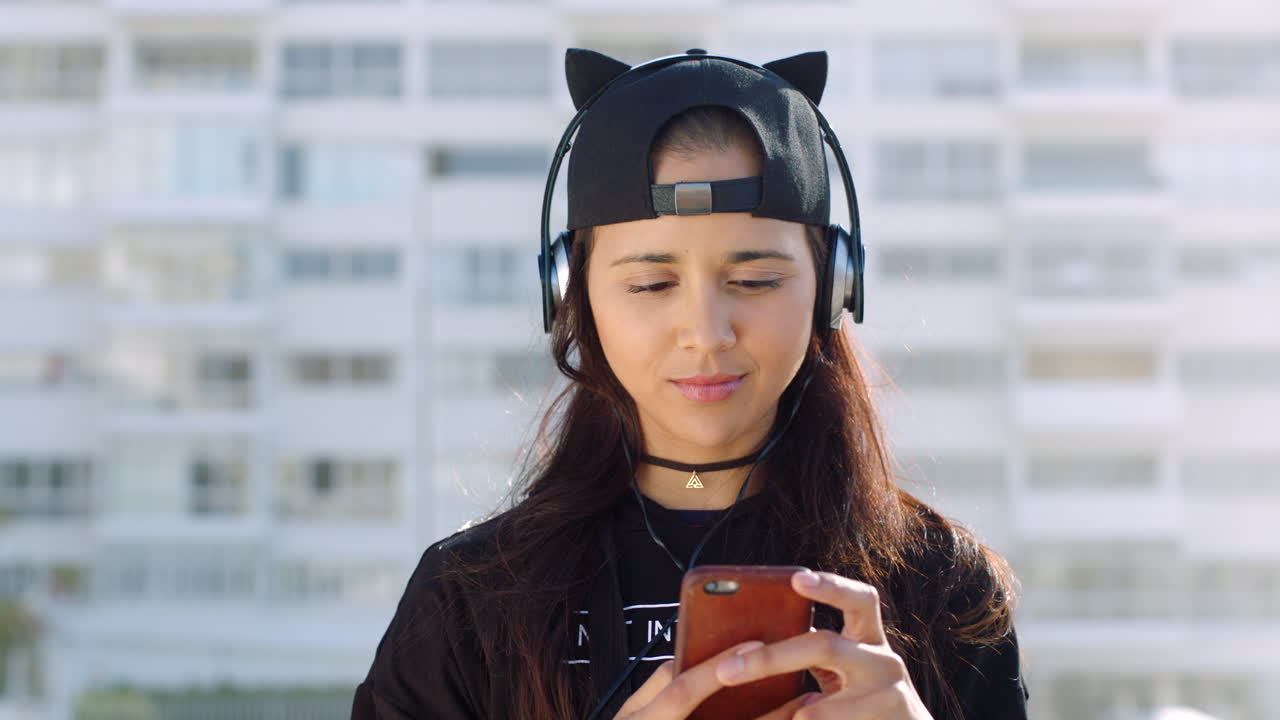 mujer joven fresca tomando selfies con un signo de paz