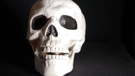 cráneo humano sobre fondo oscuro con efecto de tormenta relámpago