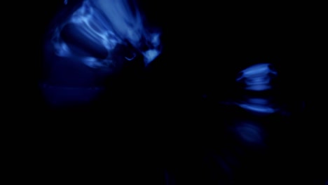 diseño abstracto de humo giratorio en azul y blanco