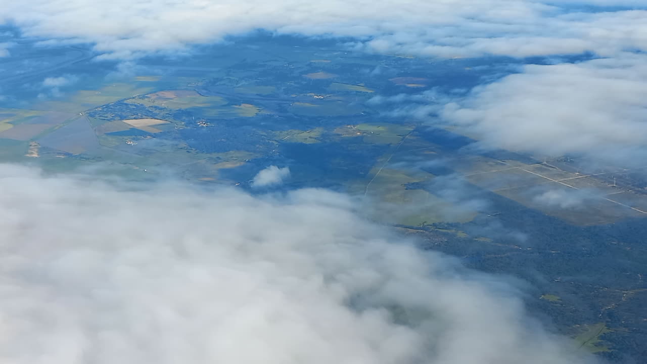 vista aérea sobre nubes en movimiento en colores blanco y azul