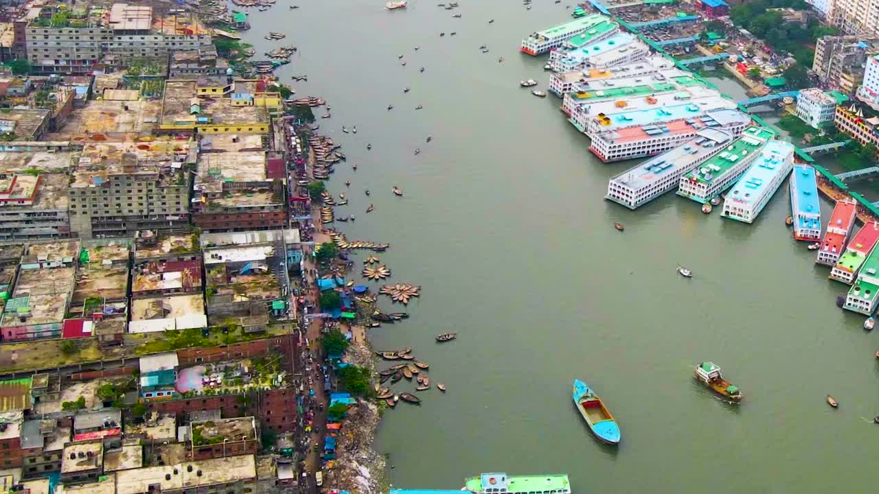 Sorvolo del vecchio porto di Dhaka sul fiume Buriganga inquinato in Bangladesh