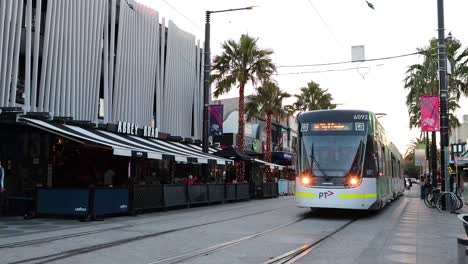 el tranvía se mueve hacia el muelle de st kilda, melbourne.