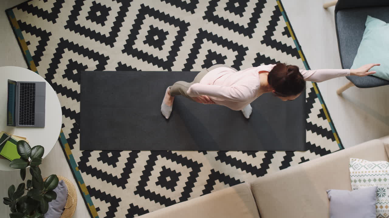 mujer haciendo ejercicio en la sala de estar
