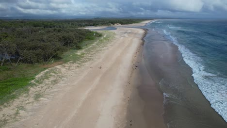 Volando-Sobre-La-Playa-De-Arena,-La-Playa-De-Pertenencia-Y-El-Arroyo-En-Nueva-Gales-Del-Sur,-Australia---Disparo-De-Un-Dron