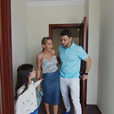 Familia-Con-Niño-Entrando-En-La-Habitación-Del-Hotel