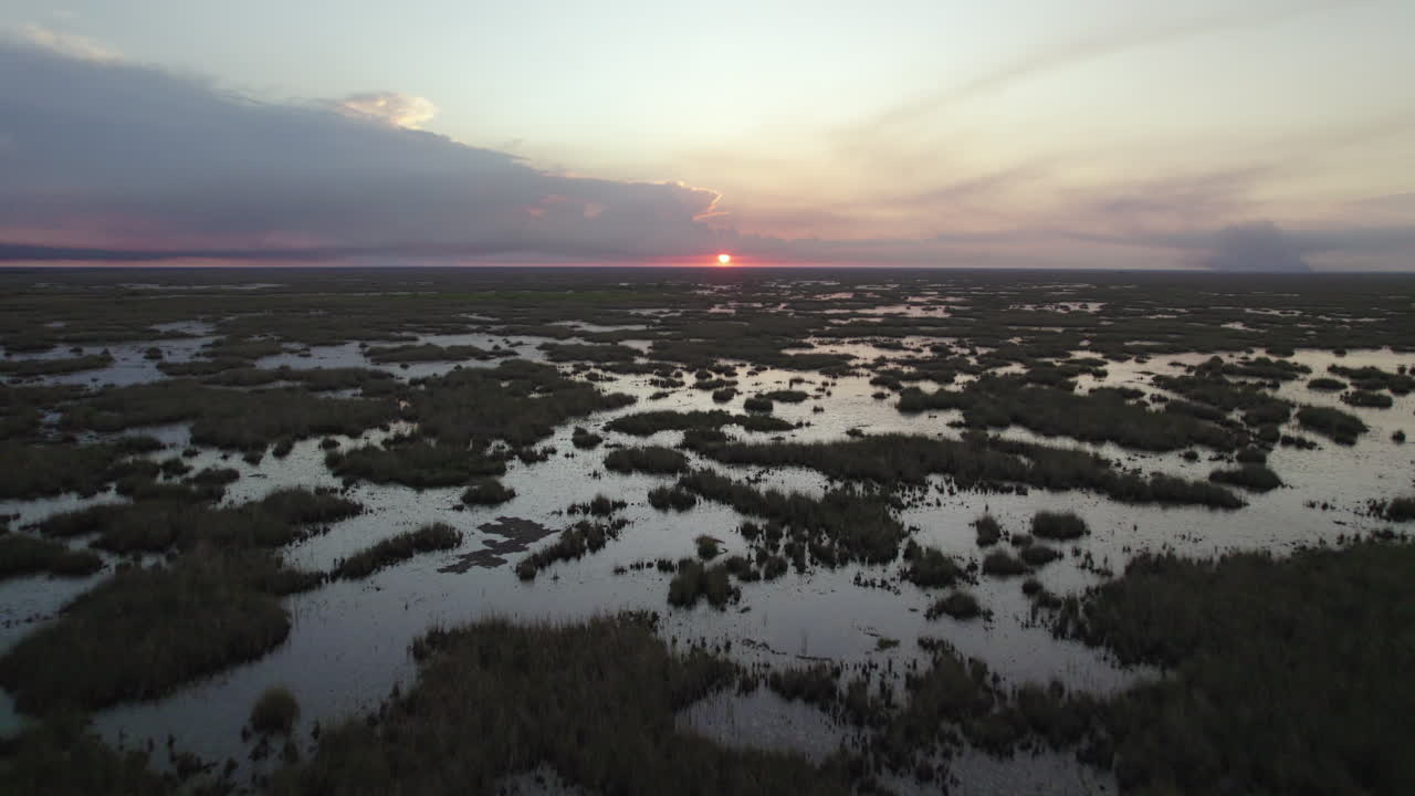 Evergladesin kosteikko lettosuo marsh-ruohosuo auringonlasku maisema ilma