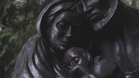 Hermosa-Estatua-Cubierta-De-Lluvia