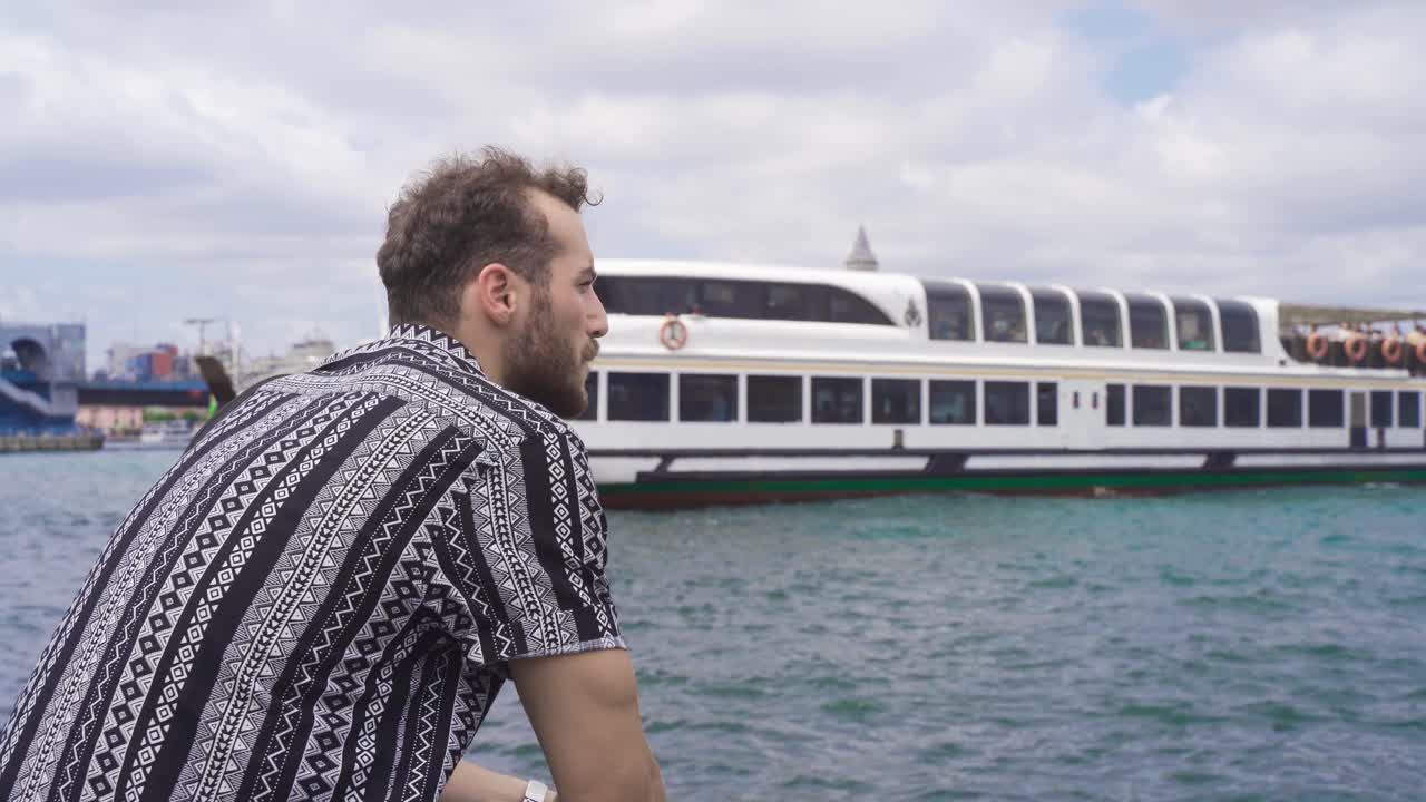 스트레스를 받은 십대가 바다를 지켜보고 있습니다.