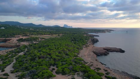 Paisaje-Marino-Nublado-Al-Atardecer-Con-Silueta-De-Isla