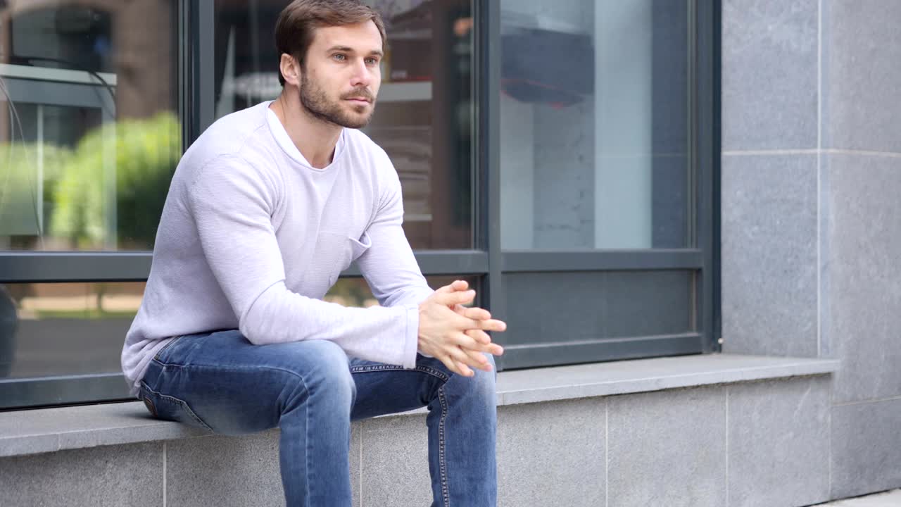 mujer de negocios seria saliendo después de sentarse fuera de la ventana de la oficina