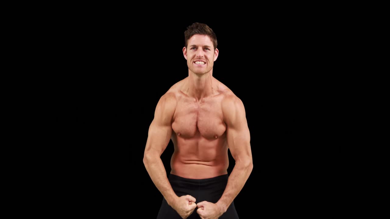 hombre musculoso flexionando los músculos frente a la cámara