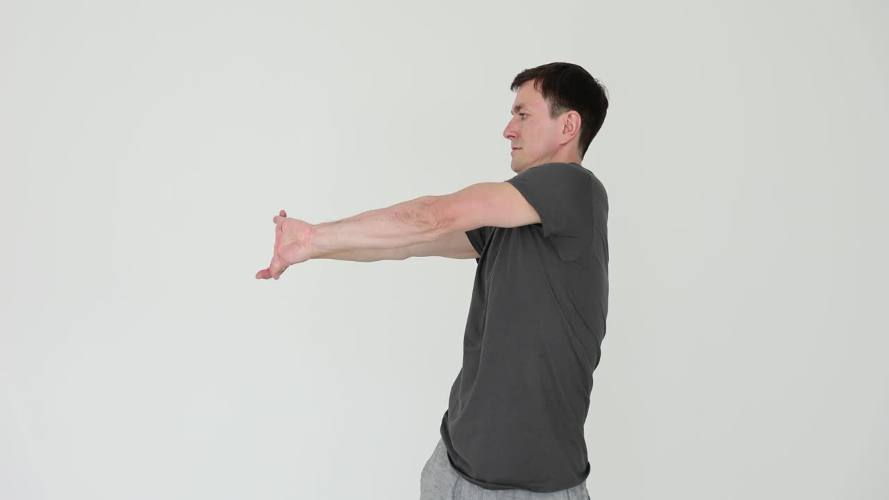 팔을 펴고 있는 남자