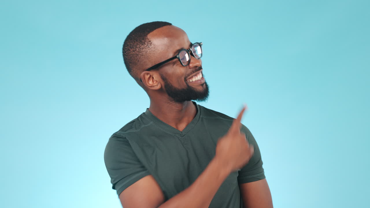 señal, decisión y cara de hombre negro en azul