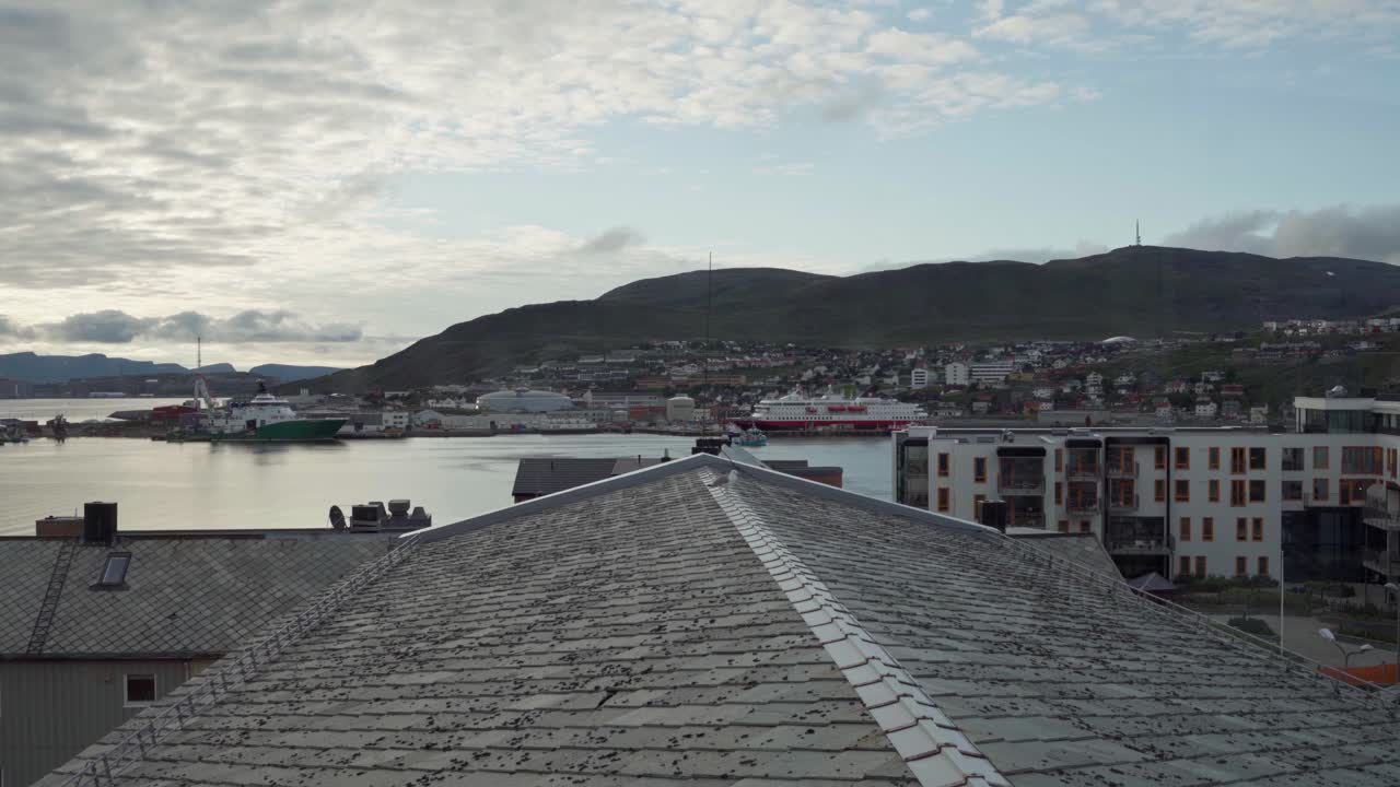 노르웨이의 배경에 항구가 있는 집의 지붕 외관