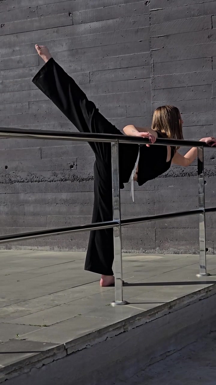 Una elegante performance di danza che interagisce con le barriere nell'architettura urbana moderna.