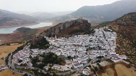 aéreo tiro lateral suave pueblo medieval blanco tradicional