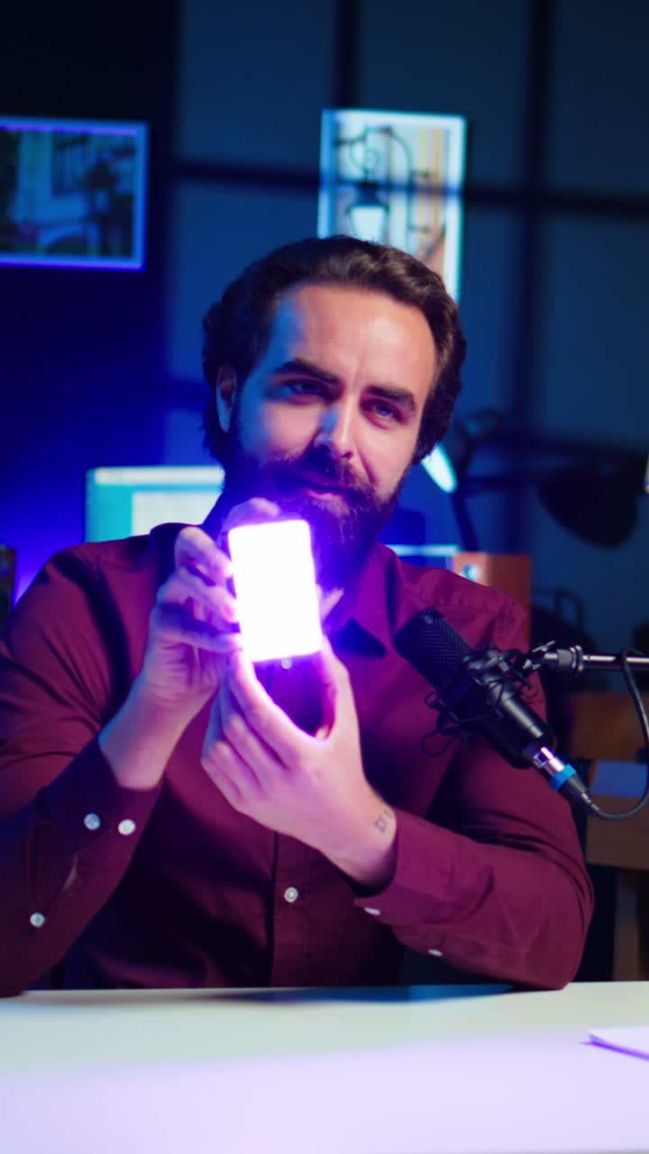 Guru di tecnologia che realizza video verticali per recensioni tecnologiche di mini luci LED, offrendo feedback