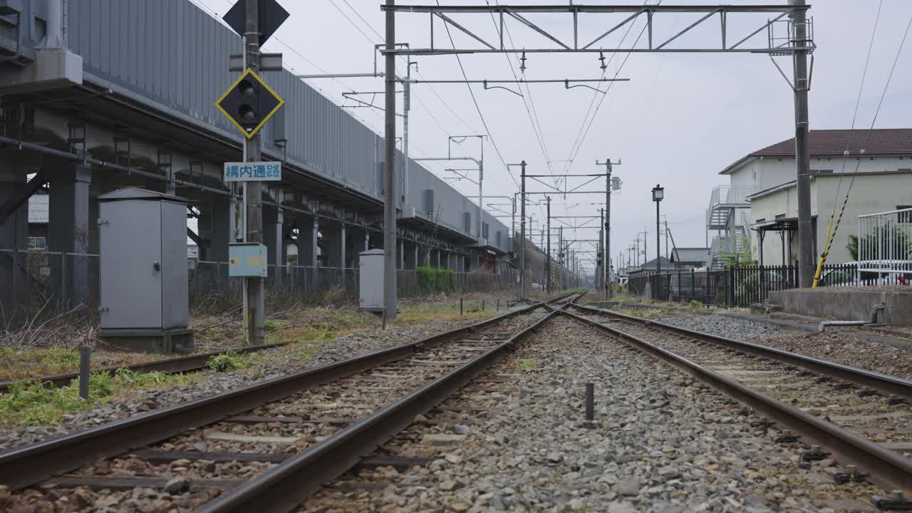 일본 시가현 도요사토 오미선 역의 철로