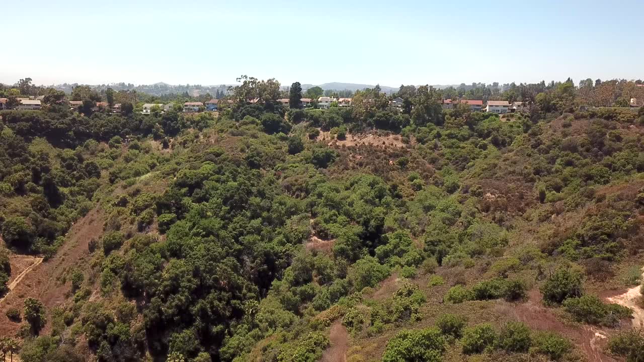 캘리포니아 주 로스앤젤레스의 베버리 힐스의 산 꼭대기에 있는 고급스러운 집들의 공중 풍경