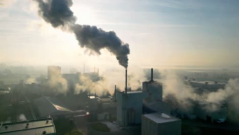 humo de una chimenea de una fábrica de fibra de vidrio