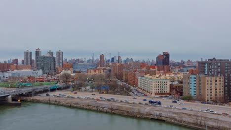 Tiro-Ascendente-Del-Centro-De-La-Ciudad-De-Nueva-York-Desde-Harlem,-Drone-4k