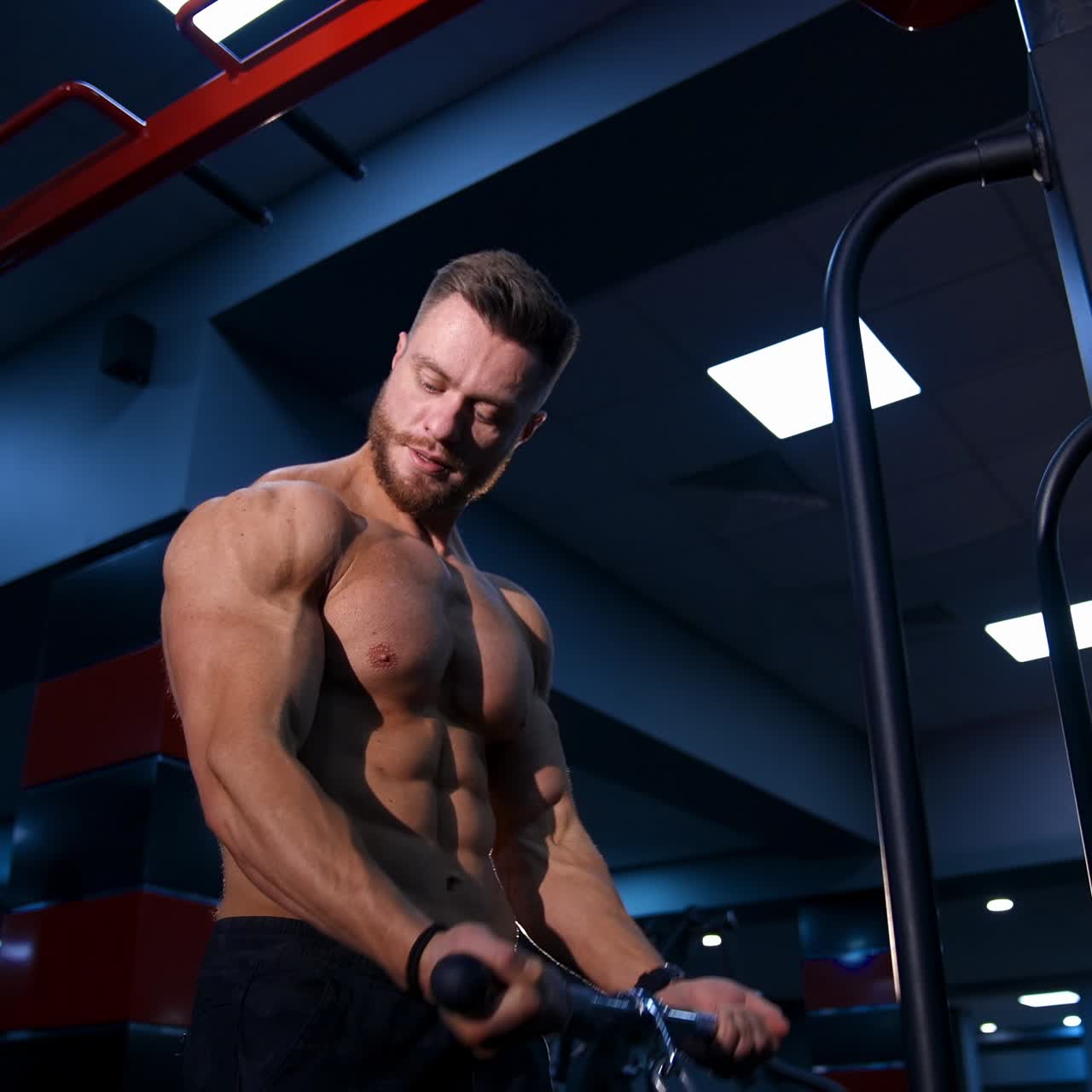 Uomo che si allena in palestra