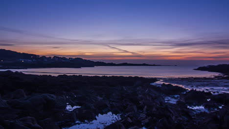 Timelapse-De-La-Puesta-Del-Sol-De-La-Tarde-A-La-Noche-En-La-Isla-De-Guernsey-En-El-Canal-Inglés-Frente-A-La-Costa-De-Normandía,-Parte-De-La-Alguacilazgo-De-Guernsey