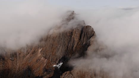 Vista-Aérea-De-La-Montaña-Segla-Sobre-El-Cielo,-Noruega-Durante-El-Verano