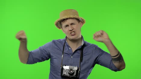 retrato de un hombre feliz turista fotógrafo baila. llave de croma