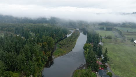 movimiento lento aéreo empujar y bucear sobre el río clackamas
