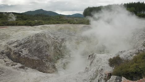 Actividad-Geológica-Paisaje-Volcánico,-Cráter-Humeante