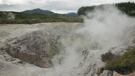 actividad geológica paisaje volcánico, cráter humeante