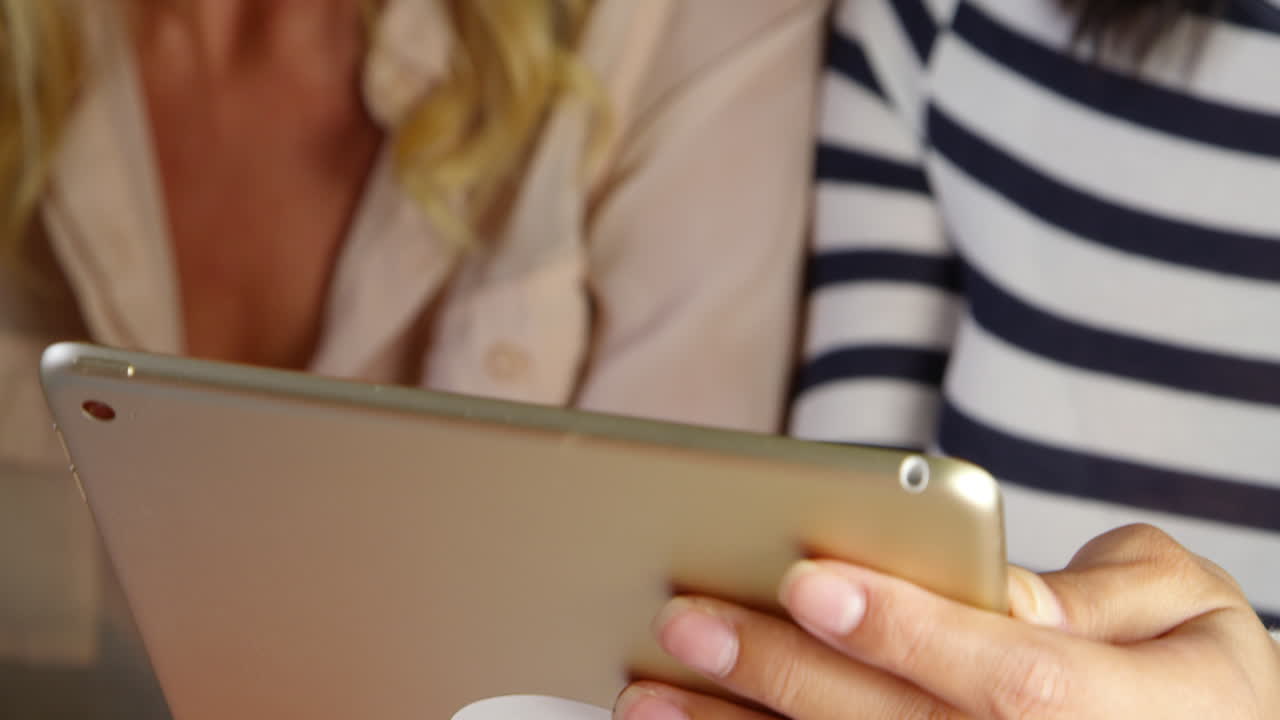 близкий взгляд на дизайнеров, делящихся цифровыми планшетами, снятыми на r3d