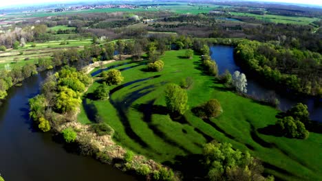 vista aérea panorámica del parque natural sobre el área protegida de march-thaya-auen en weinviertel, austria