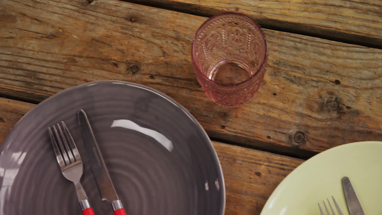 varios cubiertos en la mesa de madera 4k