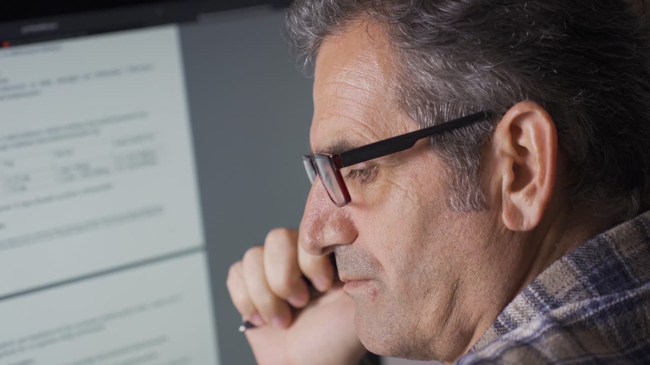 hombre tratando de resolver el problema en un documento escrito.