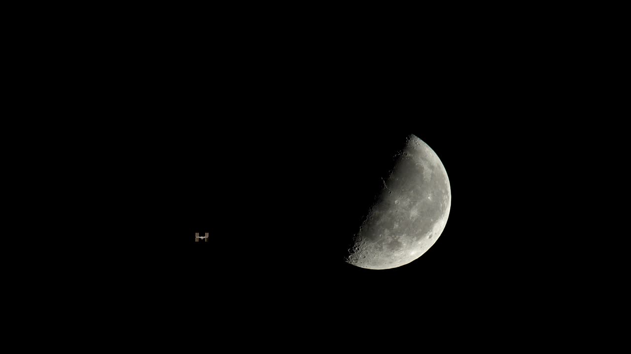달 배경에서 날아다니는 국제 우주 정거장