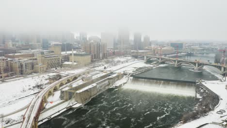 Die-Skyline-Von-Minneapolis,-Die-An-Kalten-Wintertagen-Von-Nebel-Verdeckt-Wird