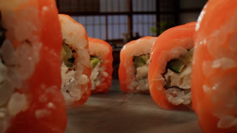 rollos de sushi de salmón