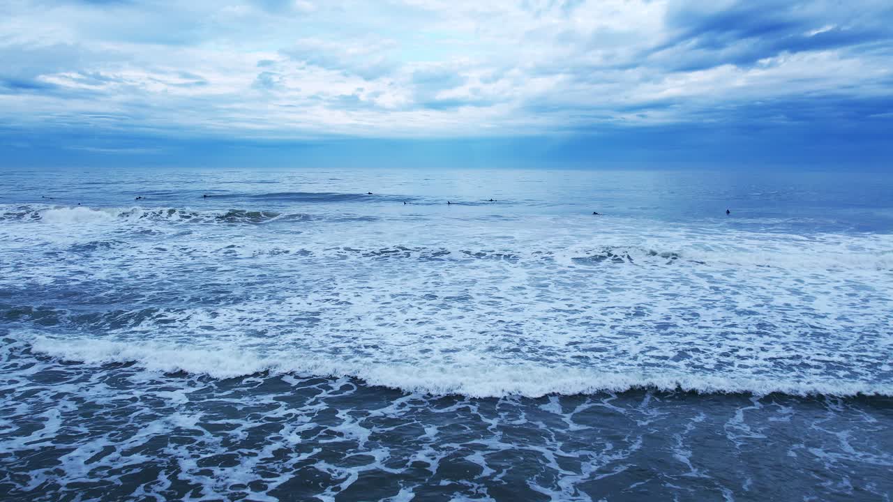 화창한 날 스페인 칸타브리아 해변에서 서퍼들의 공중 전망