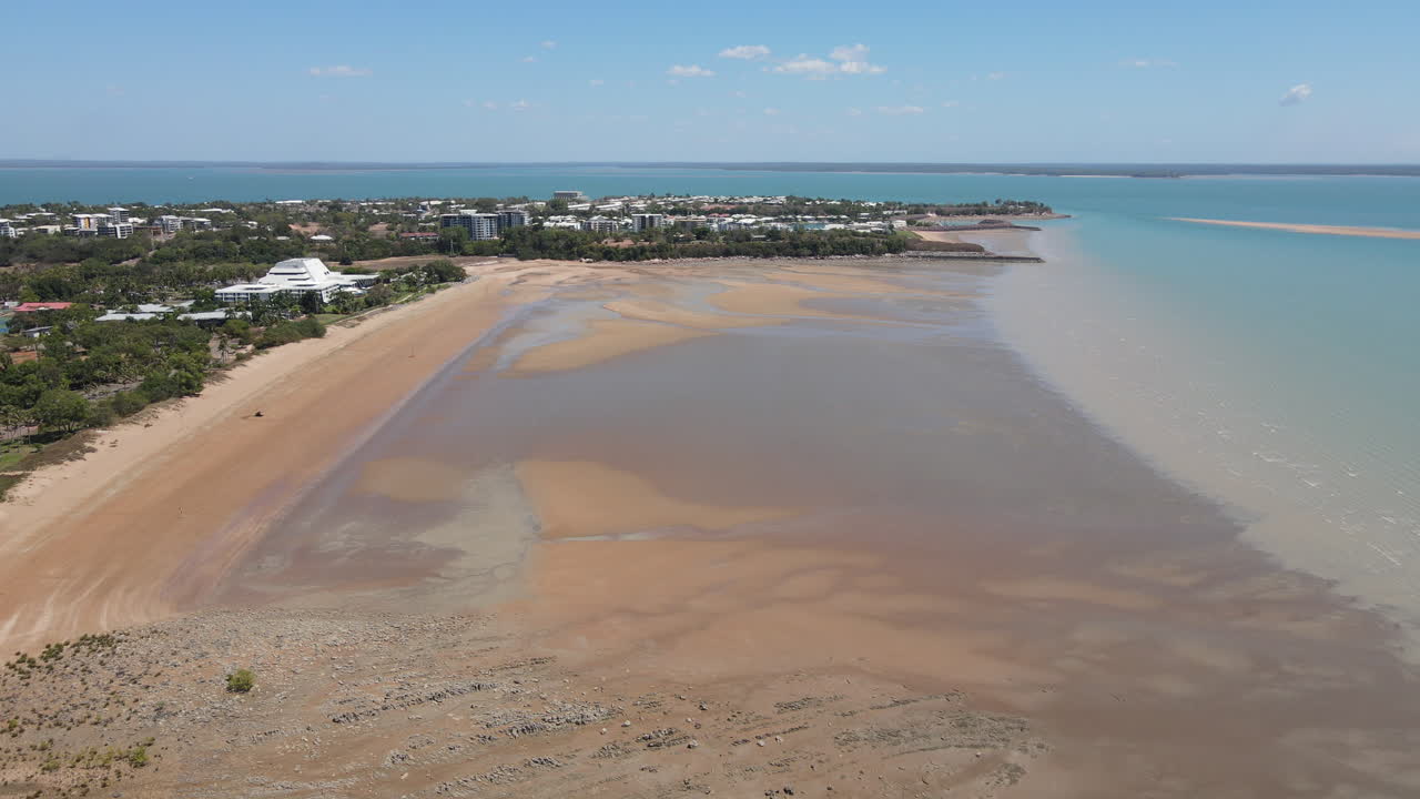 toma de drones en movimiento lento de la playa de mindil con el horizonte de la bahía de cullen en darwin, territorio del norte