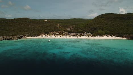 disparo de drones en la playa caribeña de kenepa en curacao