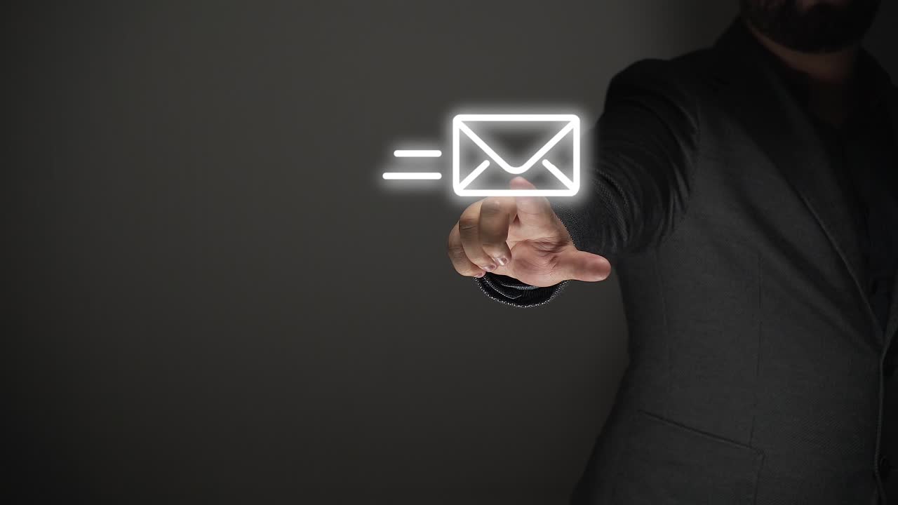 Concetto di contatto. Persona d'affari mostra ologramma di icone per e-mail, messaggi.