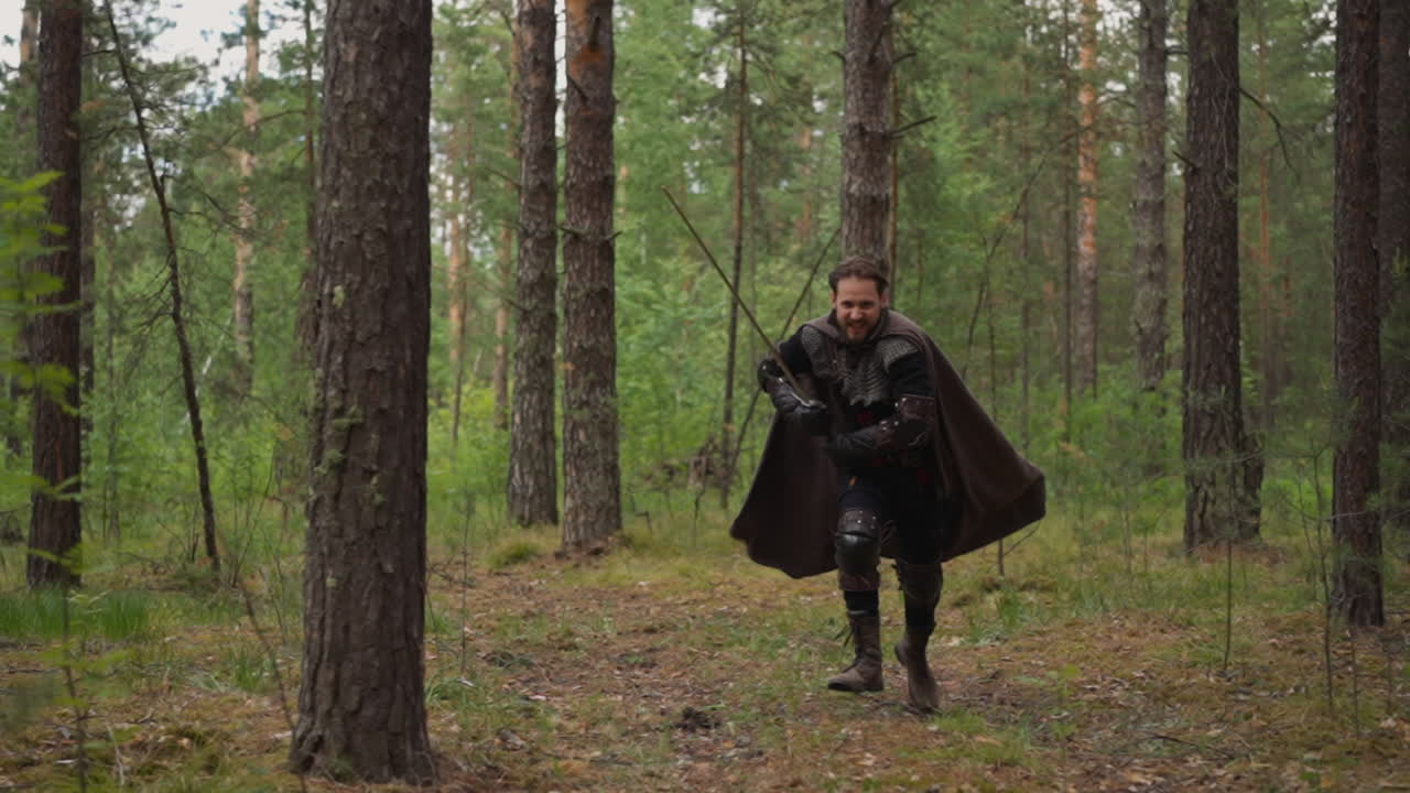el caballero en la cadena corre a atacar con la espada