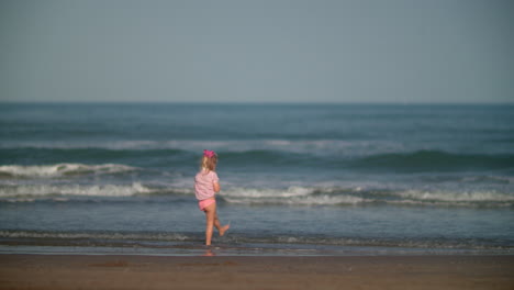 Chica-En-El-Mar-Durante-El-Atardecer