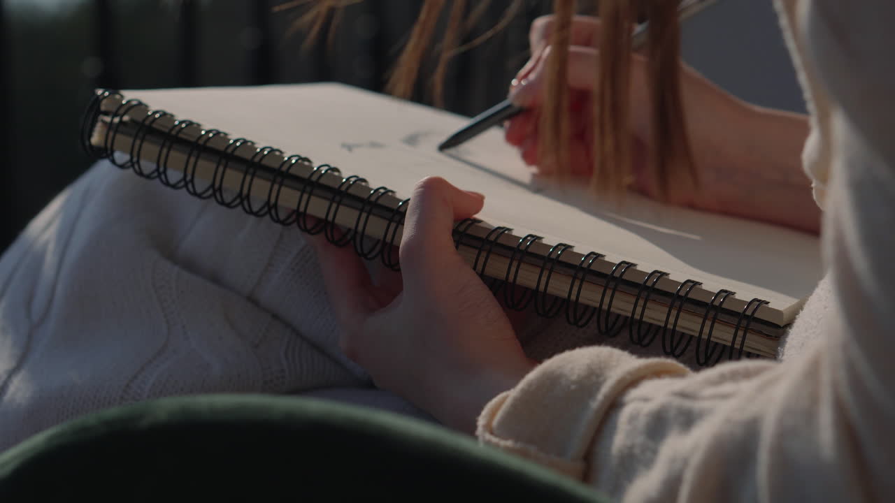 mujer dibujando al aire libre