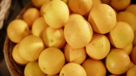 acercamiento de naranjas en la cesta en la tienda de alimentos saludables