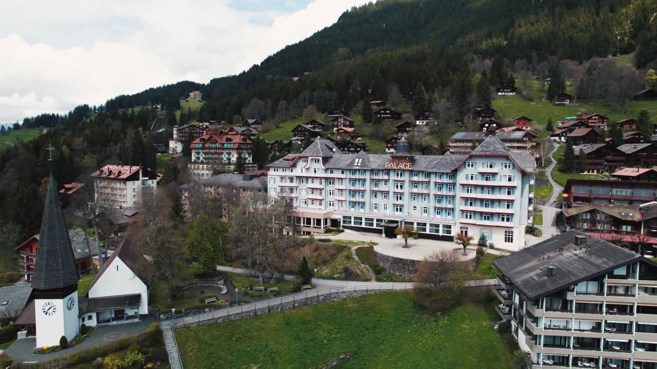drohnen erschossen über dem dorf wengen in den berner alpen in der nähe von lauterbrunnen in der schweiz im frühling
