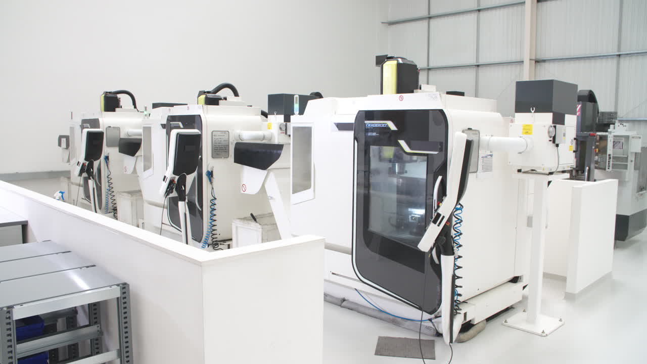 vista de un taller de ingeniería vacío con máquinas cnc