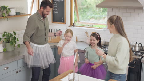 familia, padres e hijos bailando